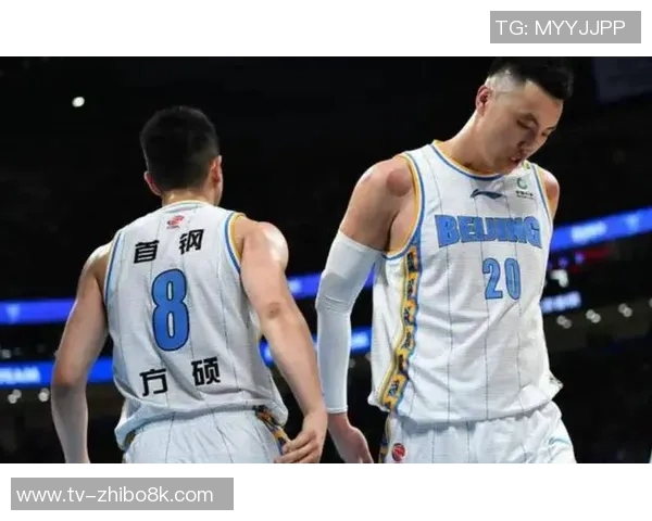 翟晓川妻子分享观赛美照庆祝陪伴第15个赛季只为与你共度每一个瞬间